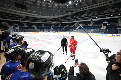 HC Dinamo Minsk players receive gift sets from president
