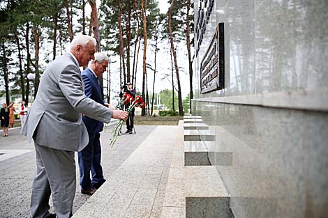 Myasnikovich, Andreichenko lay flowers at Masyukovshchina war memorial in Minsk