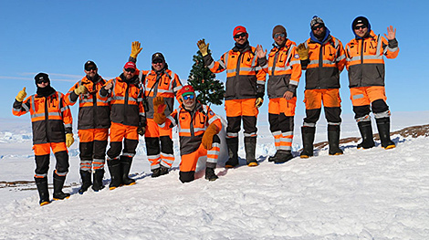 Belarusian polar explorers send New Year wishes