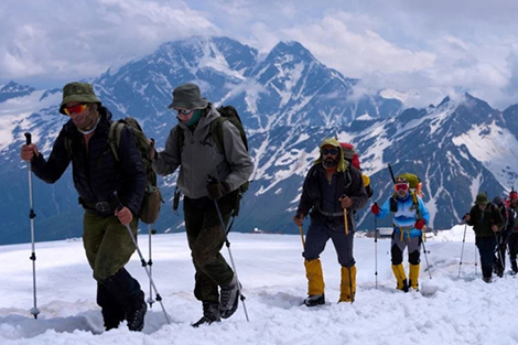 Belarusian army officers climb Mount Elbrus