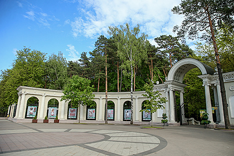 Belarus’ historical and cultural heritage displayed on fence of Minsk park