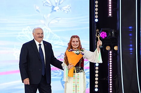 Lukashenko awards children’s music competition Grand Prix to Belarus’ Yelizaveta Tsuprik