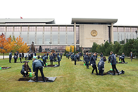 Lukashenko, youth make Allee of Generations near Palace of Independence