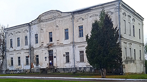 From Radziwiііs to decay: Historic 18th-century Palace in Dyatlovo put up for auction