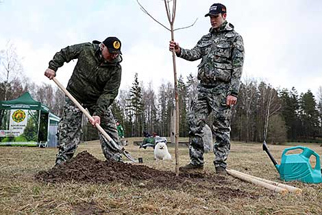 Lukashenko approves of voluntary labor days