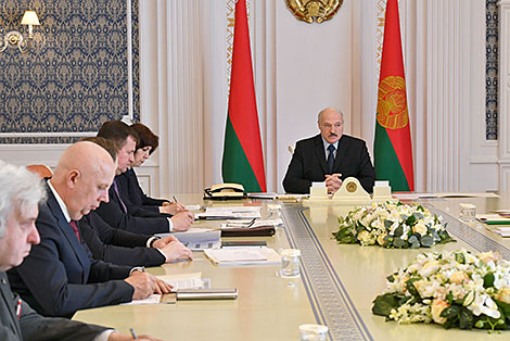 Lukashenko: Pneumonia treatment should be placed in focus in Belarus
