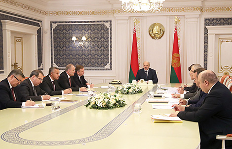 Lukashenko against using budget funds to solve problems of enterprises, banks