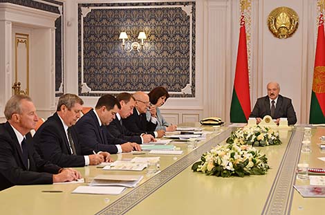 Lukashenko briefed on status of major biotech project