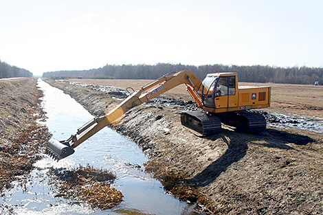 Lukashenko slams government for poor progress in land reclamation