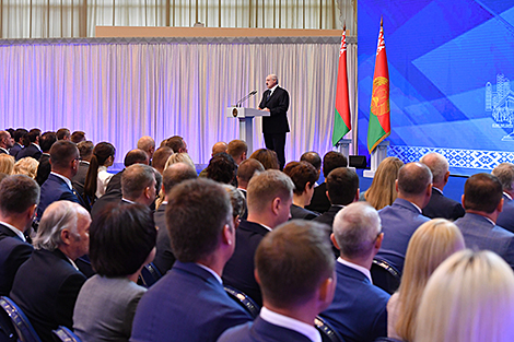 Belarus president pushes for faster assimilation of digital technologies in economy, social sphere