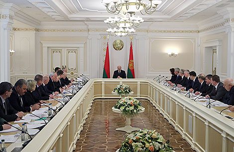 Lukashenko on coronavirus: Doctors must fight for every life