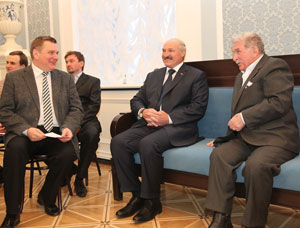 Lukashenko: Kupala Theater actors enrich the Belarusian culture