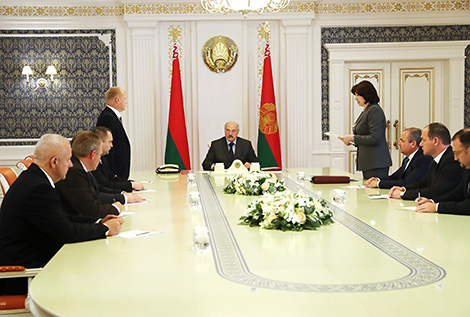 Lukashenko urges local authorities to exercise their powers in full