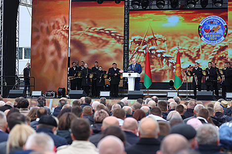 Lukashenko at Dazhynki: Peasants saved the country