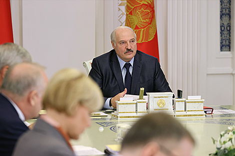 Lukashenko urges to debureaucratize all systems in Belarus