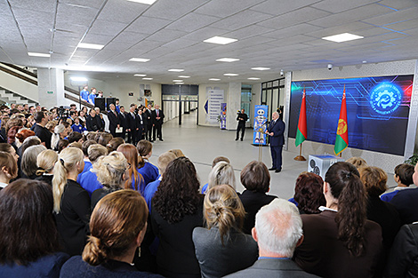 Lukashenko gives piece of advice to young Belarusians for future use