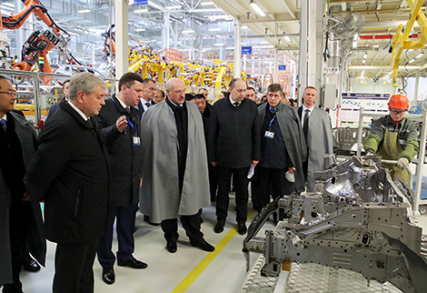 Belarus president encourages BelGee car maker to set up own engineering department