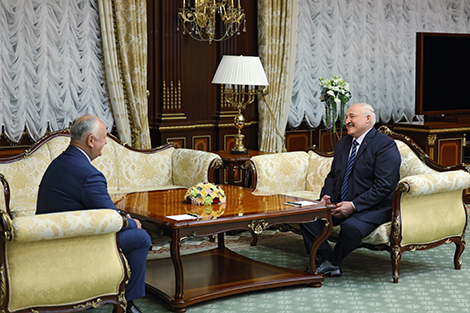 Lukashenko meets with Dodon, shares geopolitical advice with Moldova