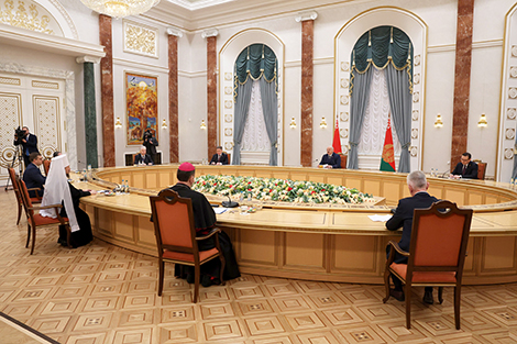 Lukashenko says admires kindness of Baptists, diligence of Old Believers