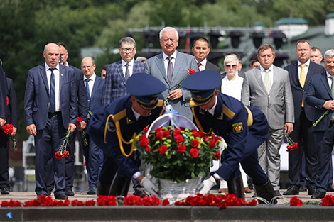 Eurasian Economic Commission officials honor memory of Brest Fortress defenders