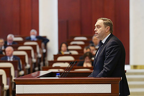 Belarus health minister explains advantages of COVID-19 mitigation strategy