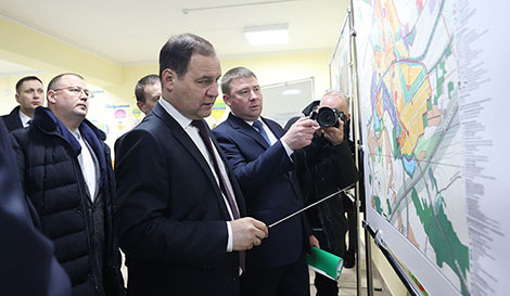 Belarusian PM urges to elaborate satellite town phased development strategies