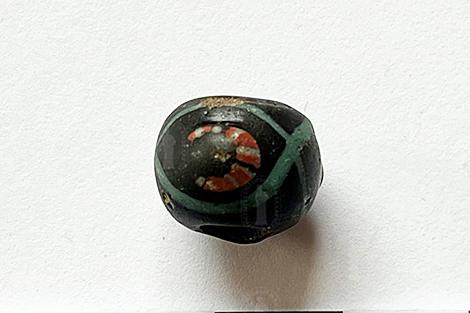 Фрагменты браслетов и редкая бусина. На Кревском городище обнаружены артефакты XI века