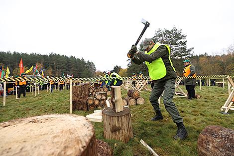 Новые состязания и больший масштаб. Второй чемпионат по колке дров среди СМИ прошел в Минском районе