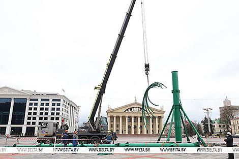 Главную новогоднюю елку устанавливают на Октябрьской площади в Минске