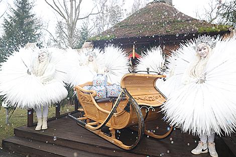 Резные сани для белорусского Деда Мороза изготовили пинские мастера