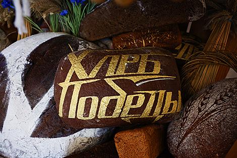 С соломой, целлюлозой и опилками. 