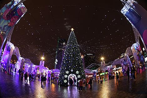 Венецианская карусель, уличный кинотеатр и фотозоны. Какие интересные локации будут в Минске к Новому году