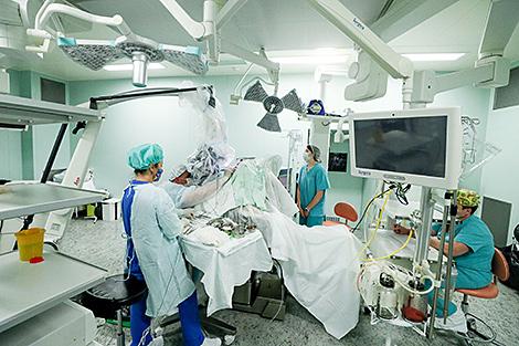 Белорусские медики провели сверхсложную операцию у пациента с опухолью внутри спинного мозга
