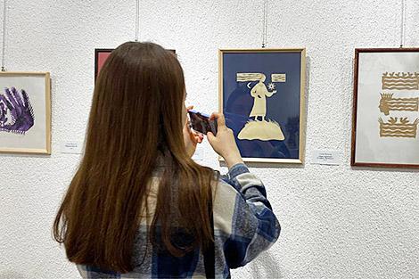 Судьба в вытинанке и соломка как дело жизни. В Минске открылась выставка 