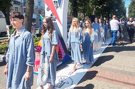 В Витебске презентовали 400-метровую белорусскую ковровую дорожку