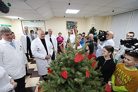 Счастья и новых свершений. Дети подарили Лукашенко живую ель с пожеланиями