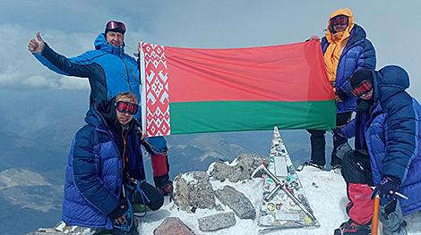 Спасатели из Витебской области развернули флаг Беларуси на вершине Эльбруса