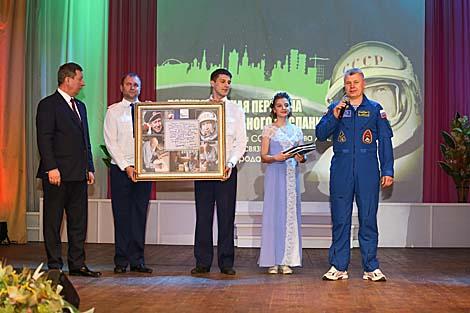 Олег Новицкий передал брестчанам поздравление с 1000-летием города от Алексея Леонова