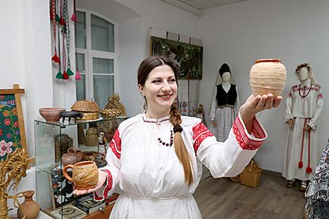 Тонкое ремесло предков. В Витебской области возрождают технику оплетения берестой гончарных изделий