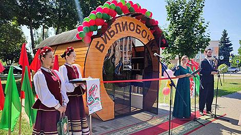 Неформальную библиотеку с реальными и виртуальными книгами установили в центре Ветки