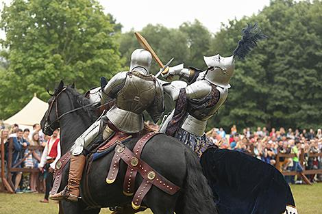 Рыцарские турниры и уроки по средневековым танцам - фестиваль 