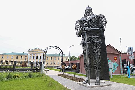 Восьмиметровую скульптуру богатыря установили в Воложине