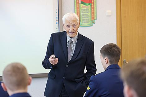 Помогал отправлять Гагарина в космос. Где работает белорус, которому исполнилось 96 лет