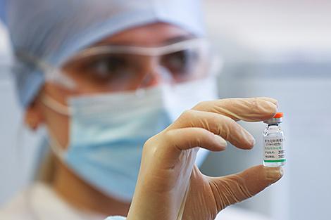 В Беларуси начали прививать против коронавируса китайской вакциной