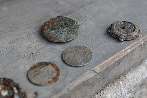 В центре Гродно во время раскопок нашли старинные монеты и часы