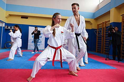 Дарья Домрачева приняла участие в тренировке по карате в проекте Bright Team