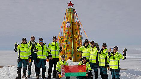 Белорусские полярники поздравили страну с Новым годом