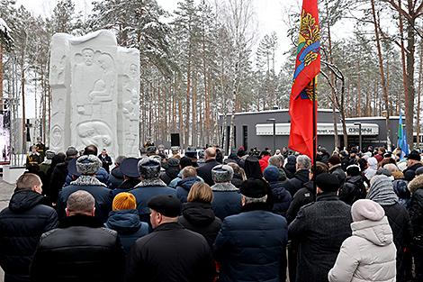 Место памяти и скорби. Обновленный мемориальный комплекс открыли после реконструкции в Озаричах