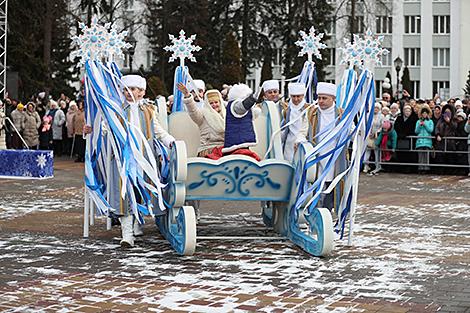 Перфоманс на стилизованных машинах, спецэффекты, дрифтеры. Чем удивит парад на фестивале 