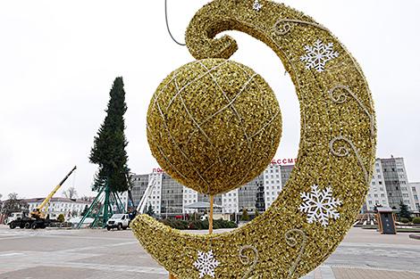 Вокруг главной елки в Витебске оборудуют искусственный каток площадью более 600 кв.м